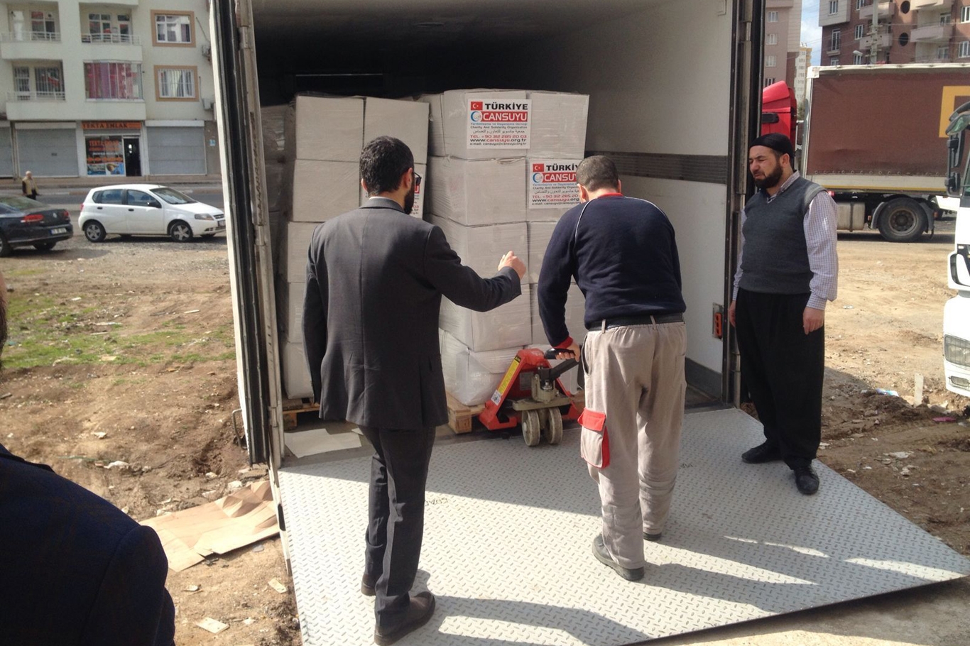 İslami STK'lardan Sur halkına 3 TIR yardım İslami STK'lardan Sur halkına 3 TIR yardım